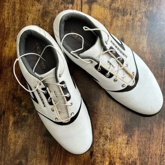 Oakley mens golf shoes. Size: 10. Style: 14010-100 main image 10